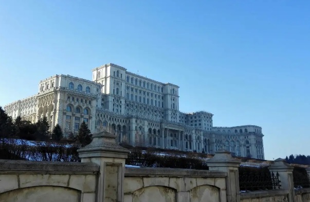 网络图片(侵删) 网络图片(侵删)